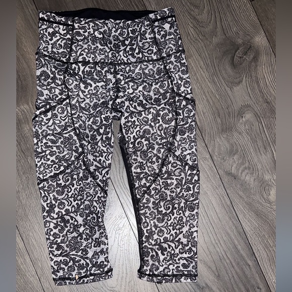 Lululemon Outrun Crop size 6
Mini Cinder Lace White Black / Black - Picture 5 of 15